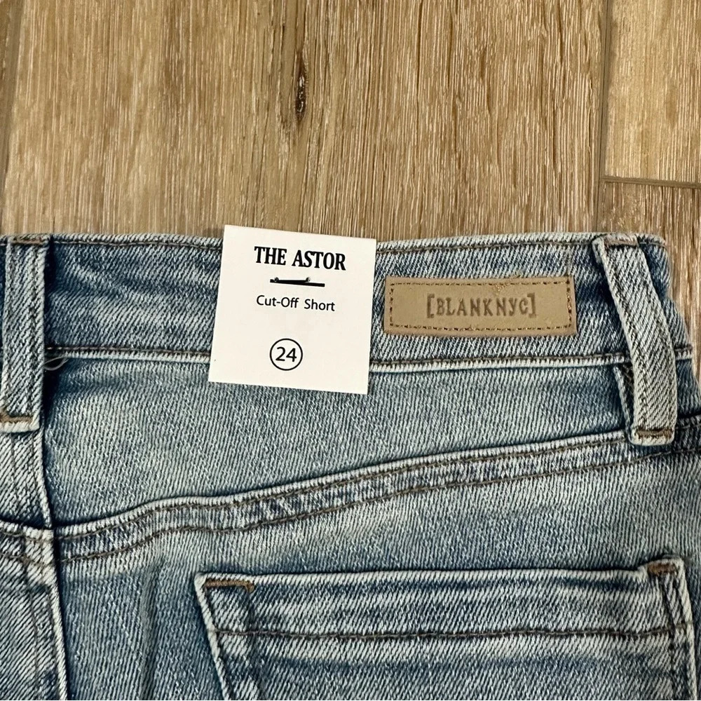 Blank NYC The Astro Cut-Off Short Light Wash Distressed Denim Size 24 NWT - Picture 6 of 8